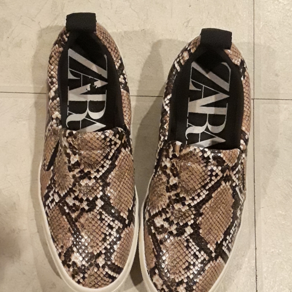 Re Poshmark Zara sneakers fit like a 7 1/2 .